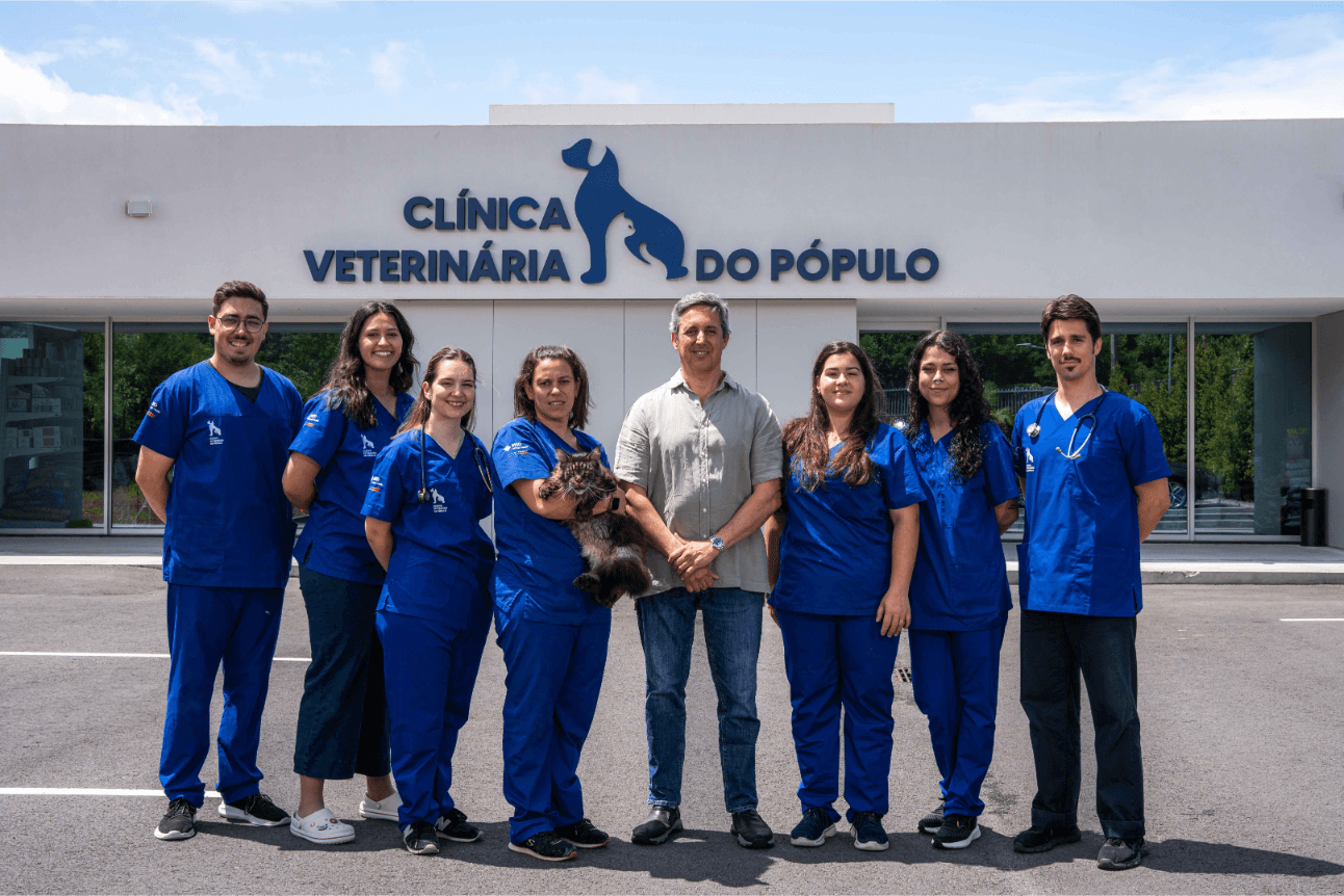 Veterinário com filhotes